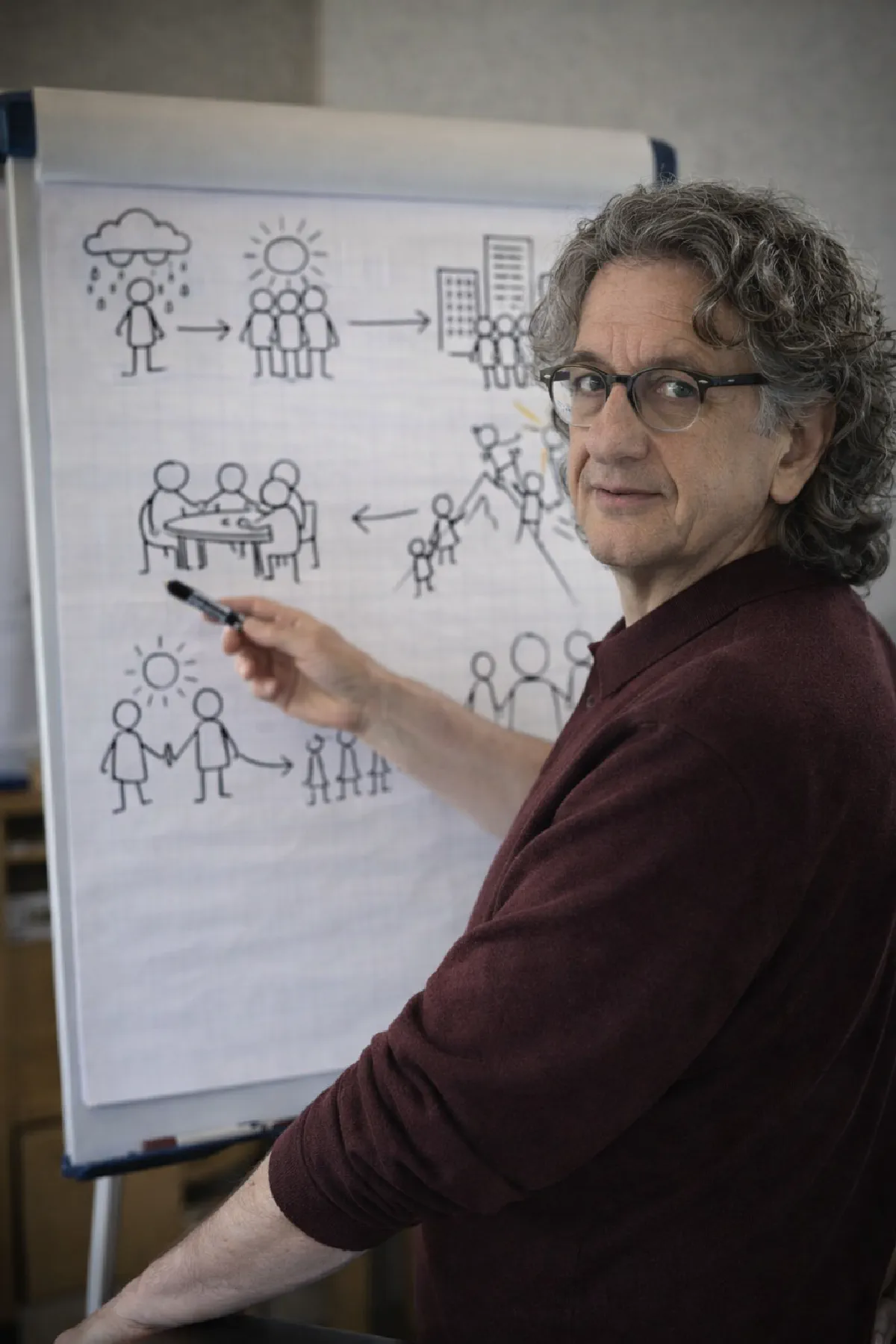 Dr. Swetoslaw Beltschew erklärt den Mediationsprozess am Flipchart